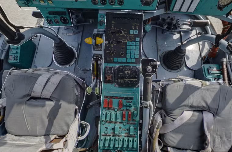 Ở giữ chỗ ngồi hai phi công là một hàng nút bấm khác.