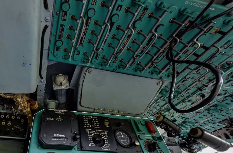 Ngay trên đầu của sĩ quan này cũng có bảng điều khiển với chi chít nút bấm mà với người bình thường hẳn phải gọi là “ác mộng”.