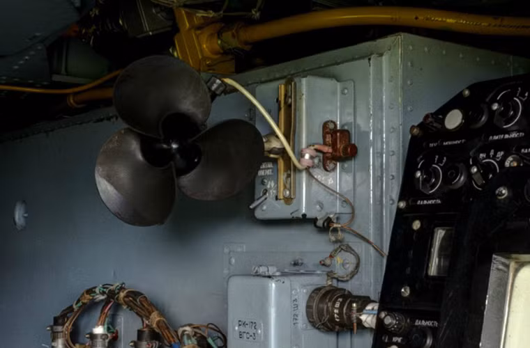 Người sĩ quan này cũng được “trang bị” quạt nhỏ để thổi mát trong những ngày nóng nực. Ở những nước nhiệt đới thì chỉ cái quạt này chắc khó lòng làm mát người.