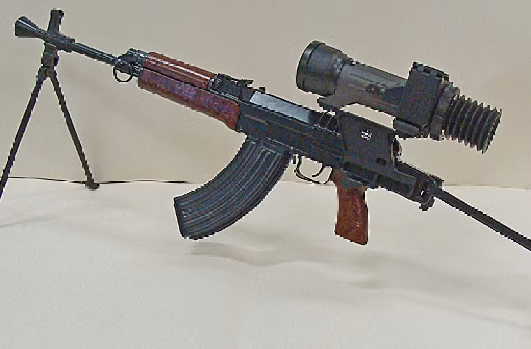 Biến thể vz. 58 Pi trang bị kính ngắm nhìn hồng ngoại dành cho tác chiến đêm NSP-2, loa giảm giật đầu nòng kiểu mới và giá hai chân, báng gấp có thể kéo ra kéo vào.