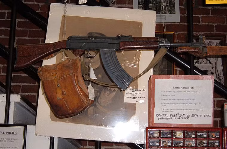 Súng do Jiří Čermák thiết kế từ năm 1956-1958 và sản xuất từ 1959-1984 ở nhà máy Česká zbrojovka (dịch ra tiếng Anh là nhà máy vũ khí Czech) với số lượng xấp xỉ 920.000 khẩu các loại. Chủ yếu là biến thể vz. 58 P và vz. 58 V.