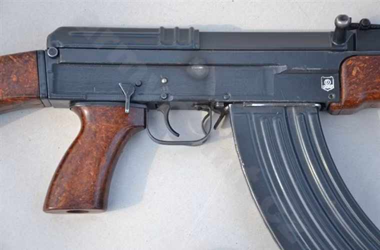 Máy cò có ba chế độ: an toàn, bắn phát một và bắn liên thanh.