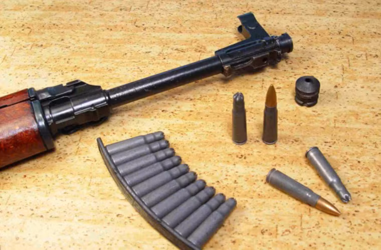 Súng dùng hộp tiếp đạn cong 30 viên, cỡ đạn 7,62x39mm.