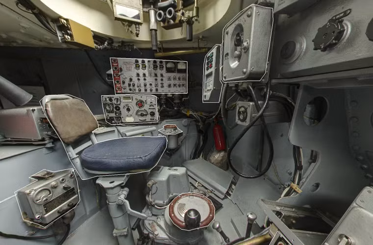 Bên trong tháp pháo được trang bị khá nhiều thiết bị nút bấm, đồng hồ phục vụ tác chiến vì vốn dĩ ZSU-23-4 ngoài pháo 2A7 còn sở hữu radar dẫn bắn RPK-2 Tobol có khả năng phát hiện mục tiêu máy bay trong phạm vi 20km.