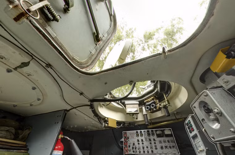 Không gian bên trong rất rộng rãi, có thể chứa thêm các đồ dùng cá nhân riêng của kíp chiến đấu.