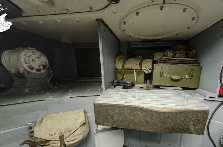 Không gian đằng sau tháp pháo thoải mái để đồ cá nhân dành cho kíp bắn. 