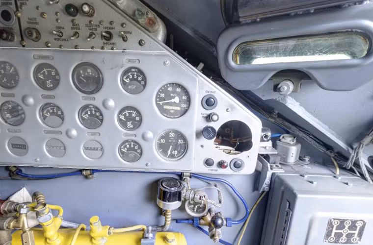 Đồng hồ đo tốc độ và các loại chỉ số khác được thiết kế với bảng đặt ở bên trái lái xe.