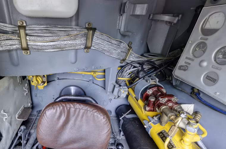 Lái xe ngồi tách biệt hoàn toàn với hai pháo thủ và chỉ huy xe còn lại ngồi trong tháp pháo.