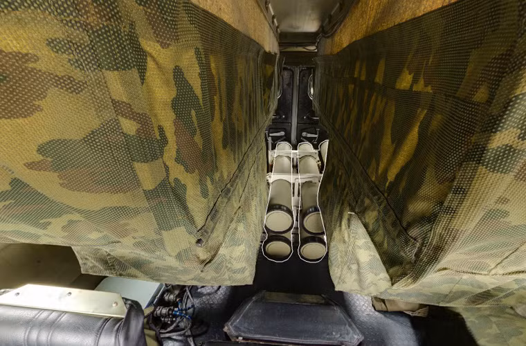 Phía sau ghế lái nơi đặt các ống phóng tên lửa dự trữ, phần dưới bệ phóng tên lửa nằm trong xe được phủ lớp vải ngụy trang bảo vệ.