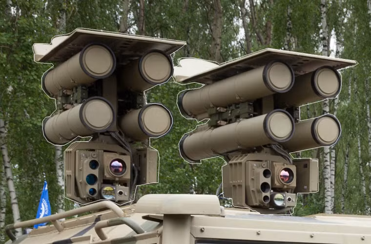 Cận cảnh bộ phận chiến đấu của tổ hợp tên lửa chống tăng Kornet-EM với hai bệ phóng lắp 8 quả đạn. Tổ hợp trang bị đạn tên lửa 9M133 nặng 27kg, dài 1,2m, trang bị đầu nổ chống tăng 7kg, đạt tầm bắn 8.000m và biến thể khác trang bị đầu nổ nhiệt áp có tầm bắn đến 10.000m.