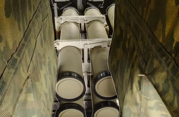 Mỗi hệ thống chiến đấu Kornet-EM mang theo cơ số 16 quả đạn gồm 8 quả sẵn sàng phóng và 8 quả đặt trong xe.