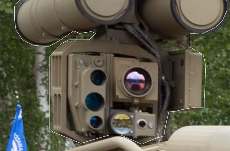 Bên dưới bệ phóng được trang bị một máy ngắm ảnh nhiệt - truyền hình với các camera truyền hình độ phân giải cao và một thiết bị ảnh nhiệt thế hệ 3, một máy đo xa lắp liền và kênh dẫn tên lửa bằng laser, cũng như bộ tự động bám mục tiêu với các bộ dẫn động tầm/hướng.