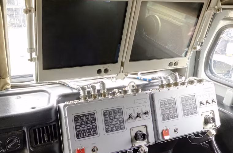 Sĩ quan điều khiển tên lửa được trang bị hai màn hình màu cỡ lớn và bảng nút bấm.