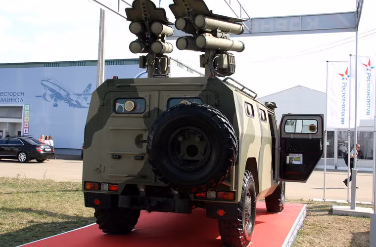 Kornet-EM được quảng cáo có thể triển khai trên các phương tiện bọc thép bánh lốp, bánh xích tùy theo nhu cầu. Tuy nhiên, hệ thống tên lửa Kornet-EM được giới thiệu vào tháng 8/2011 thiết kế đặt trên khung gầm cơ sở xe bọc thép đa dụng Tigr. Hãy cùng Kiến Thức khám phá bên trong khung bệ cơ sở đặt tên lửa Kornet-EM.