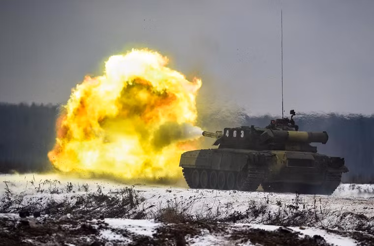 T-80 có khả năng bắn qua nòng pháo chính tên lửa chống tăng 9K119 Korba hay 9M119 Svir có tầm bắn 100m đến 4-5km. Ngoài ra, có thể bắn nhiều loại đạn pháo khác như đạn xuyên giáp AP, đạn nổ mạnh chống tăng HEAT, đạn nổ phá mảnh chống bộ binh HEFRAG.