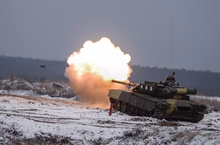 Một lỗi lớn thứ hai của T-80, giống các xe tăng đời trước, là góc nâng và hạ pháo hạn chế. Pháo tăng không thể bắn trả các phiến quân tấn công vào nó từ các tầng cao hay từ các tầng hầm. Ngoài ra, T-80 bị diệt do lỗi của tổ lái được chuẩn bị tồi khi ra trận. Họ không được huấn luyện bài bản và chiến thuật cũng rất kém.