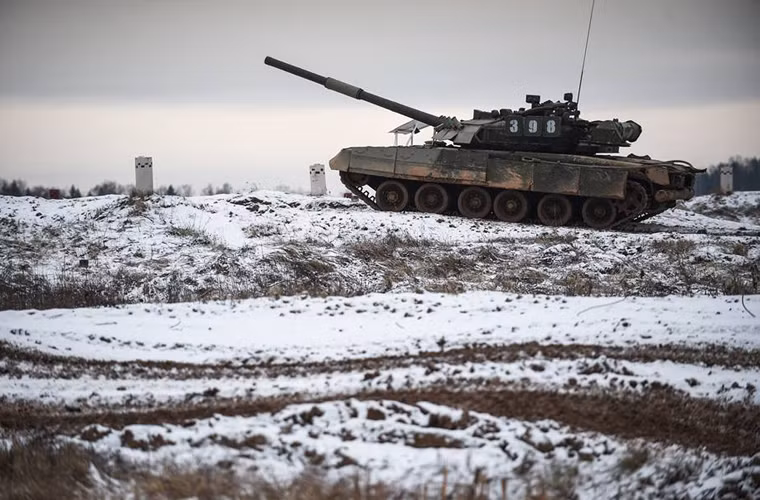 Tháng 12/1994, xe tăng chiến đấu chủ lực T-80B và T-80BV cùng hàng nghìn binh sĩ Nga ồ ạt tiến vào thủ phủ Grozny của Chechnya. Thay vì giành chiến thắng dễ dàng, gần 1.000 lính Nga đã tử vong và khoảng 200 xe tăng - thiết giáp bị phá hủy chỉ trong hai ngày. Các xe tăng T-80 cũng chịu thất bại nặng nề, cỗ xe tăng số 1 Quân đội Nga bị phá hủy tan tành.