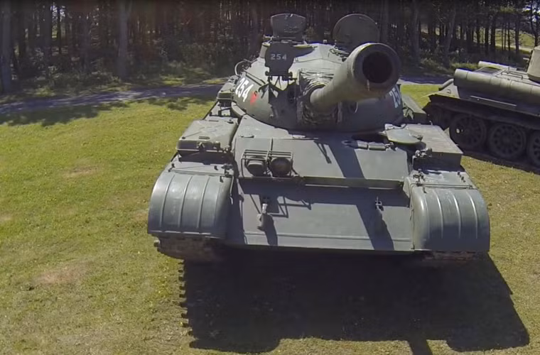 T-54/55 trang bị pháo chính D-10T 100mm không có bộ ổn định. Các biến thể sau này được cải tiến với nòng D-10T2 trang bị bộ ổn định cơ học; D-10TG và D-10T2S trang bị bộ ổn định hai trục.