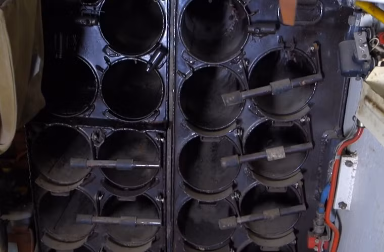 Nơi để viên đạn 100mm – việc thiết kế khoang đạn nằm trung trong tháp pháo là một trong những điểm trừ của dòng tăng Liên Xô, thường xuyên bị chỉ trích. Vì thiết kế này khiến kíp lái tăng khó có khả năng sống sót khi bị đạn địch xuyên vào bên trong gây kích nổ hòm đạn.