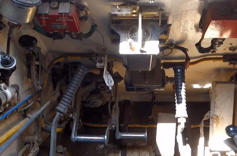 Hệ thống lái của T-54/55 rất đơn giản chỉ có cần đẩy và bàn đạp.