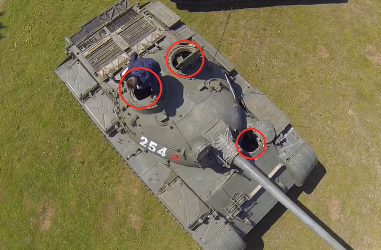 Để vào bên trong xe tăng T-54/55 có 3 cửa gồm 2 cửa nóc tháp pháo dành cho hai pháo thủ và trưởng xe trong khi cửa còn lại là của lái xe đặt ở trước mặt tháp pháo.