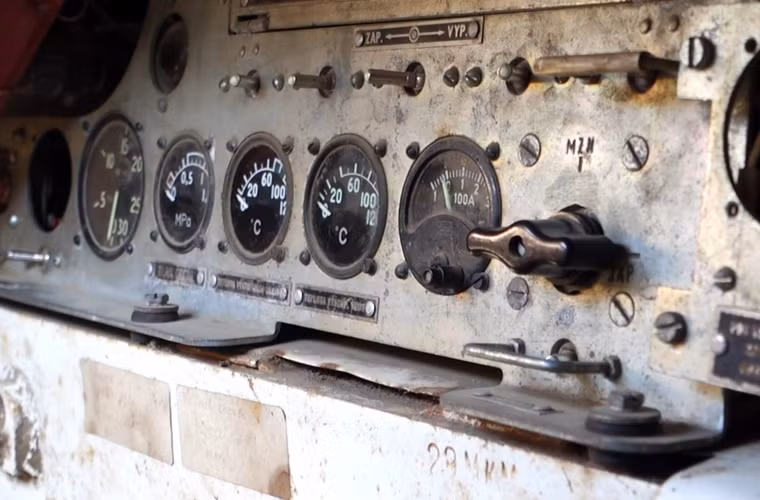 Một số đồng hồ hiển thị thông tin trong khoang lái tăng.