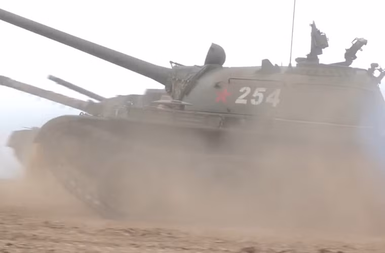  Xe tăng T-54/55 là dòng xe tăng chiến đấu chủ lực do Cục thiết kế Kharkiv (KMDB) và OKB-520 cùng phát triển trong giai đoạn 1945-1958, trang bị cho Hồng quân Liên Xô và hàng chục quốc gia trên thế giới (trong đó có Quân đội Nhân dân Việt Nam).