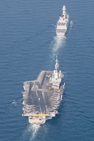 Ngày 23/11/2015, các tiêm kích Rafale xuất kích từ tàu sân bay Charles de Gaulle đã thực hiện cuộc không kích đầu tiên chống phiến quân IS.