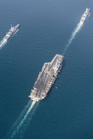 Trong ảnh, tàu sân bay Pháp Charles de Gaulle chạy giữa đội tàu hộ tống.