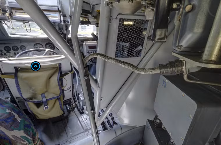 Cabin lái xe bọc thép BTR-82A nhìn từ phía sau.