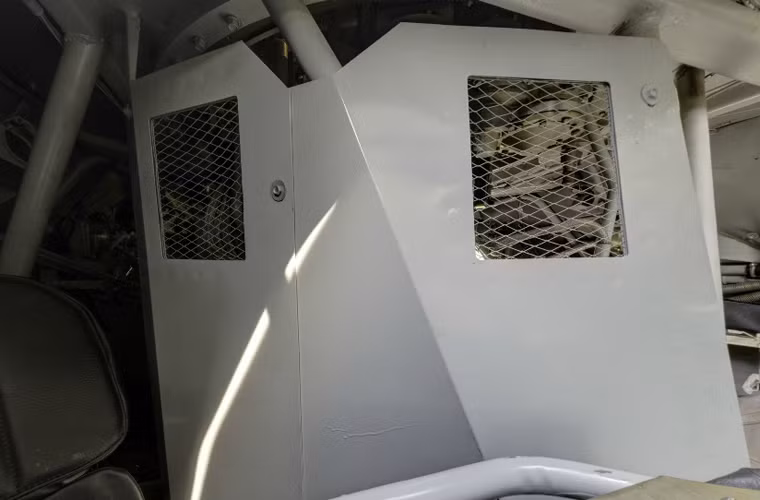 Tấm thép màu trắng che cơ cấu máy móc của module tháp pháo.