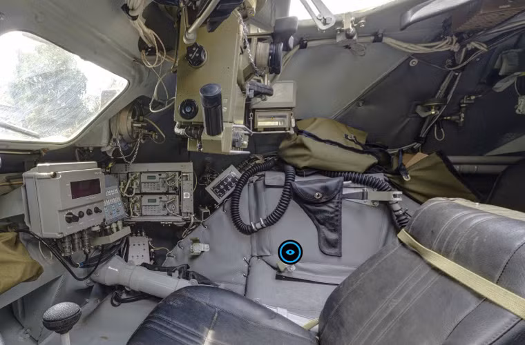 Từ vị trí lái xe nhìn sang người ngồi bên cạnh – trưởng xe được trang bị các kính ngắm.