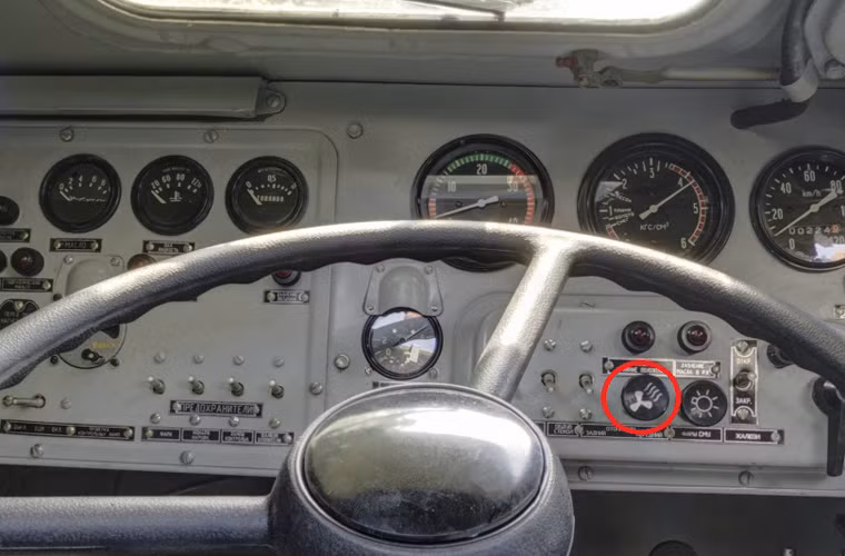 Vô lăng và bảng điều khiển của lái xe BTR-82A, dấu đỏ có lẽ là nút kính hoạt hệ thống điều hòa nhiệt độ cho kíp lái và binh lính ngồi trong xe.