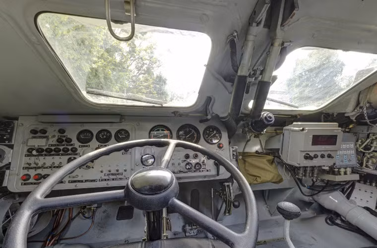 Vị trí ngồi của lái xe và bên cạnh có lẽ là của trưởng xe. Mặt trước cabin được bọc kính chống đạn 7,62mm, mặt trước thân có khả năng chống đạn cỡ 12,7-14,5mm tốt hơn BTR-80 chỉ chống được đạn 7,62mm.