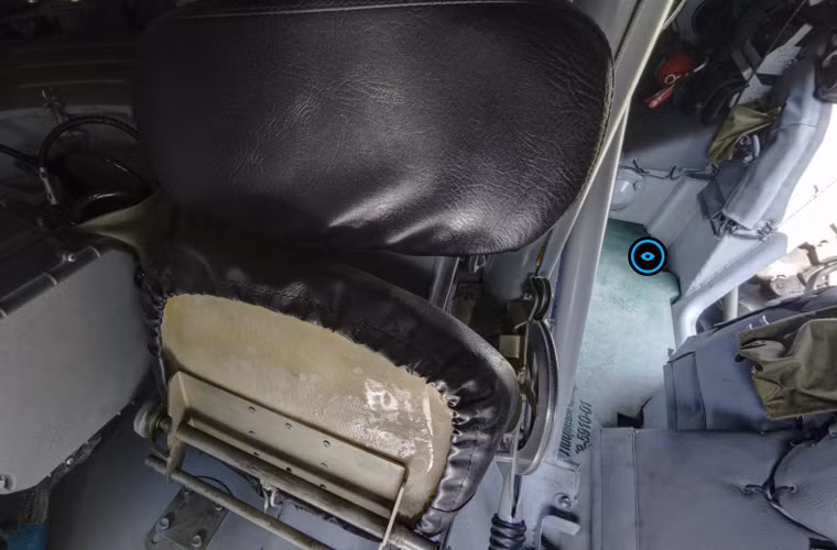 Vị trí ngồi của người thứ 3 thuộc kíp lái trên xe.