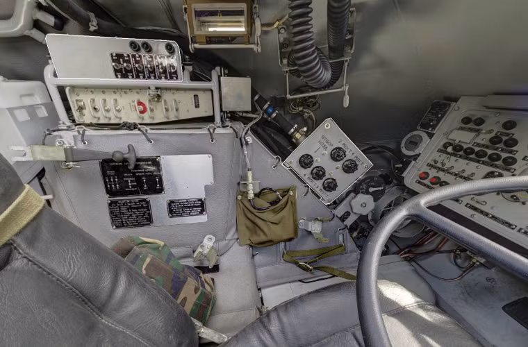 Thành bên trái vị trí ngồi của lái xe được trang bị lỗ châu mai để quan sát hông, các tủ điều khiển, nút bấm…