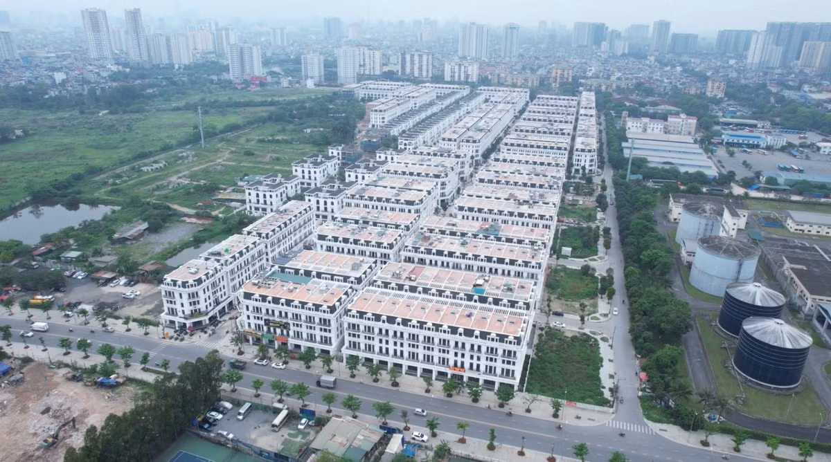 Biet gi ve chu dau tu Louis City Hoang Mai dang no thue?-Hinh-2