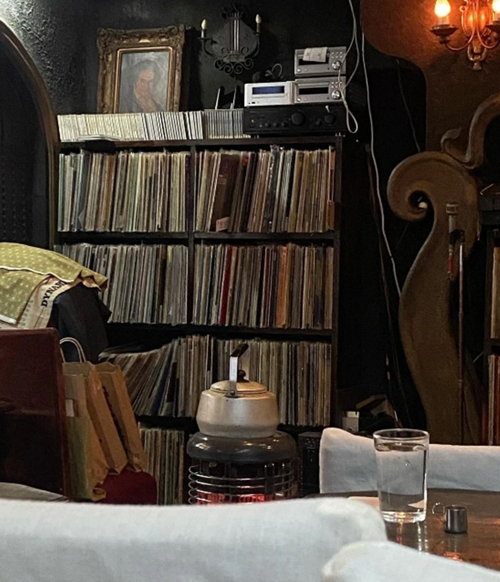 Quán cà phê này là một trong những di tích cuối cùng của thể loại meikyoku kissa (quán cà phê âm nhạc cổ điển) tại Tokyo, được coi là một biểu tượng văn hóa của thành phố.