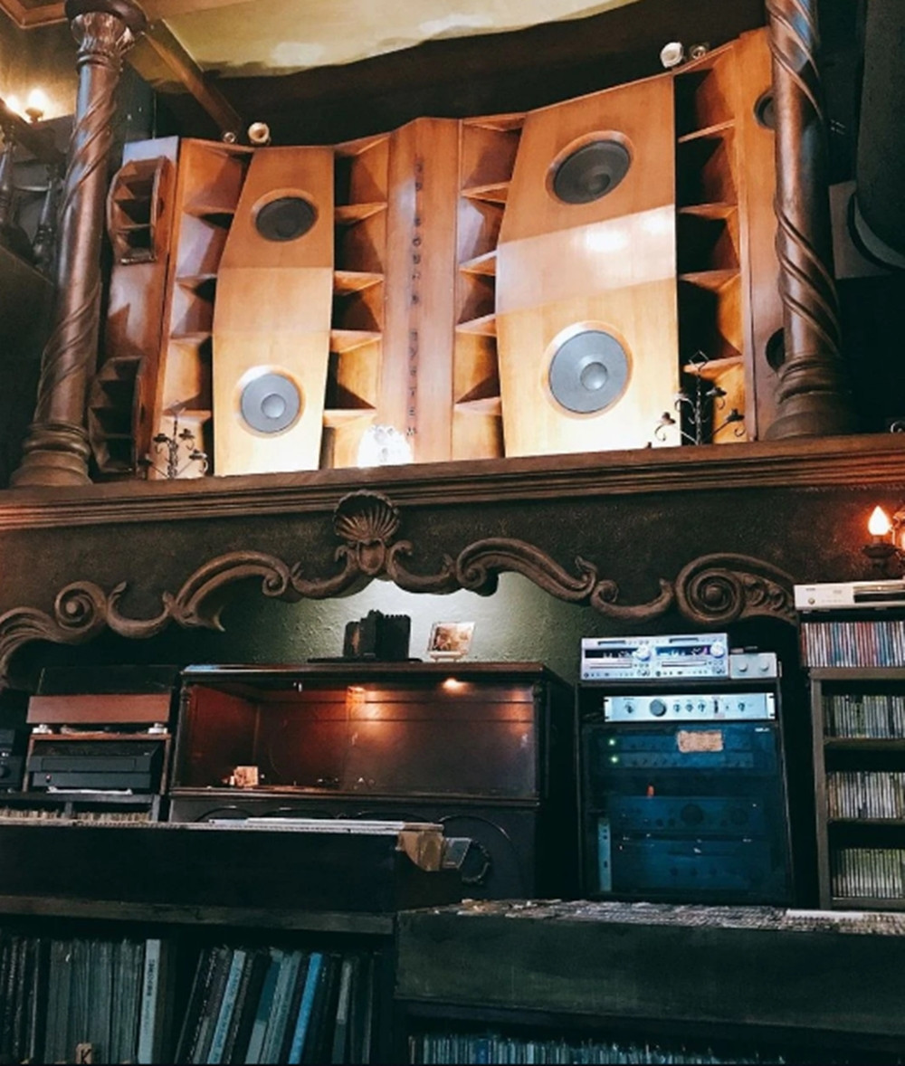 Mọi chi tiết được bài trí một cách tỉ mỉ, từ cách bố trí ghế ngồi hướng về hai chiếc loa khổng lồ cho đến ánh sáng mờ nhẹ nhàng chiếu lên bức tường đá cổ điển.