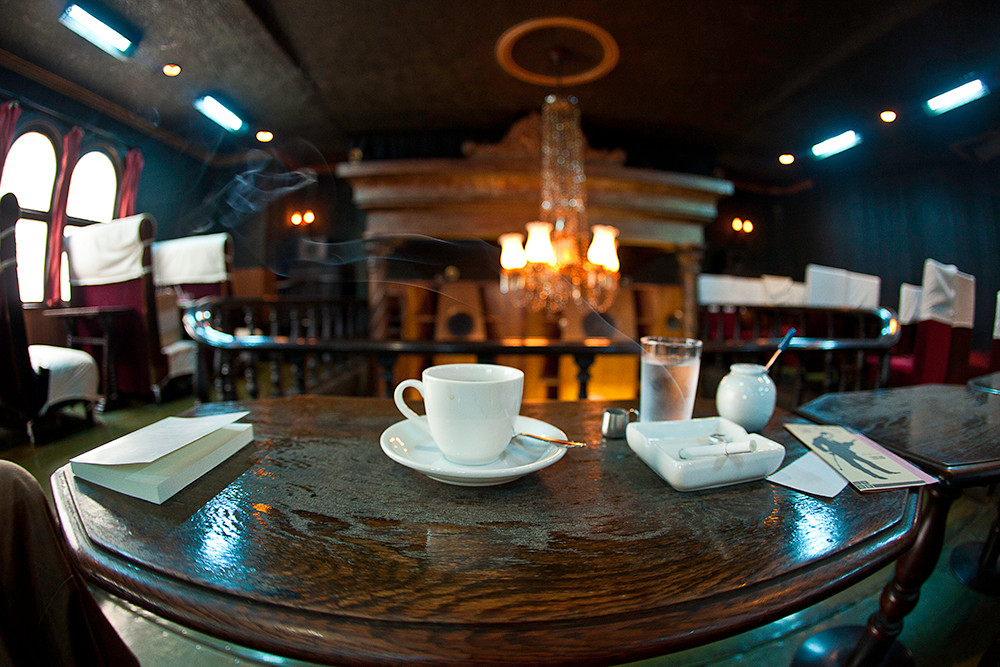 Điểm đặc biệt nhất của Lion Cafe, cũng khác biệt hoàn toàn so với các quán cà phê thông thường, giao tiếp xã hội không được khuyến khích tại đây và việc sử dụng điện thoại di động là hoàn toàn bị cấm.