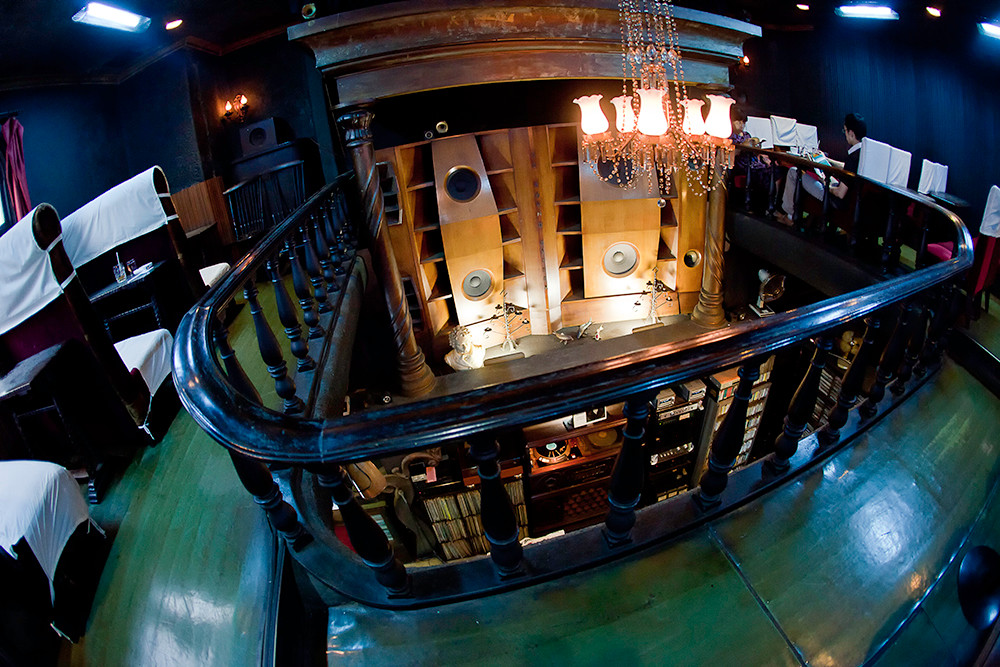 Khu vực trưng bày hơn 10.000 đĩa CD và đĩa hát nhạc cổ điển. Bên trong quán là 2 chiếc loa lớn để thực khách thường thức các bản nhạc cổ điển.