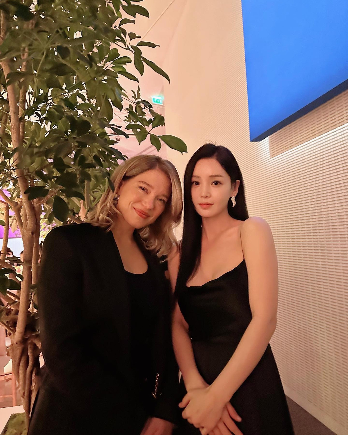 Nam Gyu Ri khoe ảnh chụp cùng Léa Seydoux, nữ diễn viên của Dune 2. Cô chia sẻ: "Nữ diễn viên yêu quý của tôi Léa Seydoux. Tôi rất vui và may mắn khi được gặp bạn".