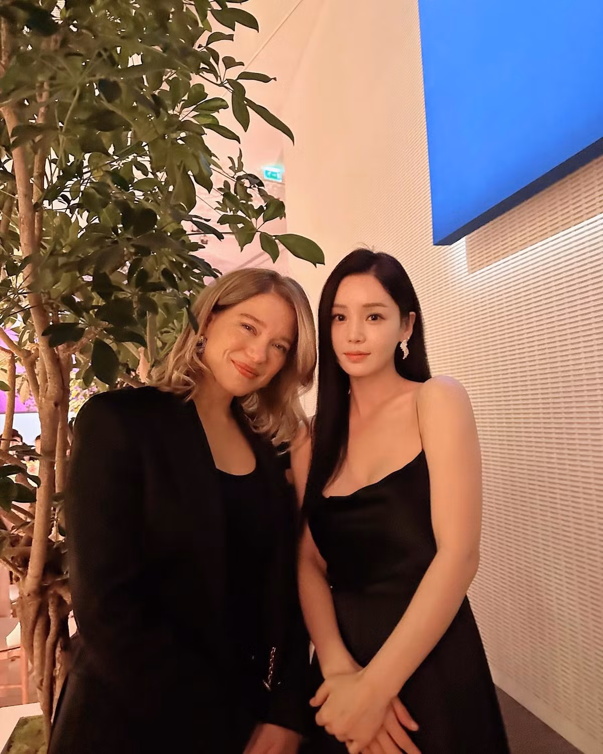 Nam Gyu Ri khoe ảnh chụp cùng Léa Seydoux, nữ diễn viên của Dune 2. Cô chia sẻ: "Nữ diễn viên yêu quý của tôi Léa Seydoux. Tôi rất vui và may mắn khi được gặp bạn".