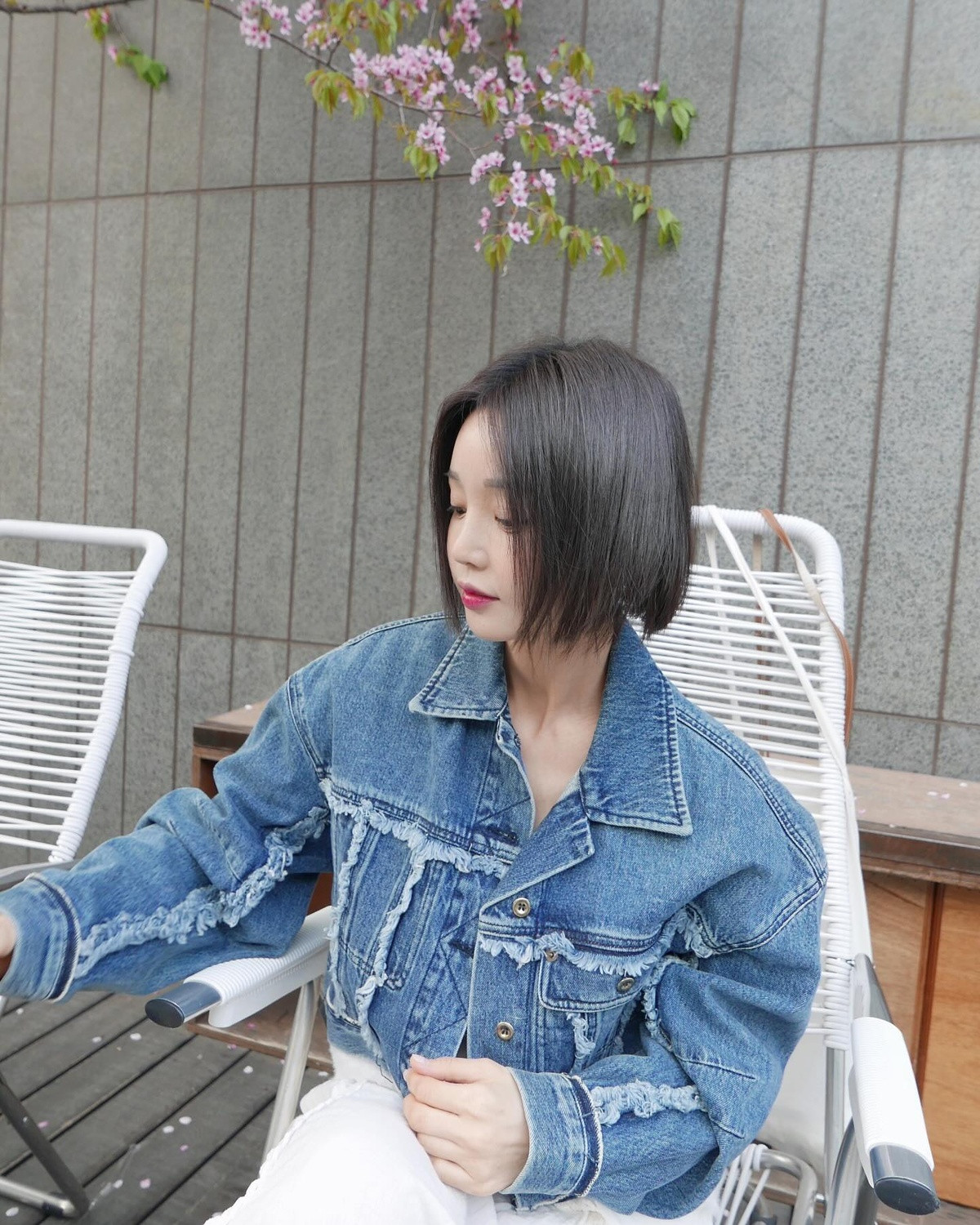 Ngày 17/4, trên cộng đồng trực tuyến Nate Pann, nhiều thành viên chia sẻ loạt ảnh Nam Gyu Ri cắt tóc ngắn và khen diễn viên dễ thương, trẻ hơn so với tuổi 40. Có tài khoản bình luận: "Tôi nghĩ Nam Gyu Ri cần được thêm vào danh sách những nữ diễn viên trẻ trung cùng với Han Go Eun và Kim Sa Rang. Làm thế nào những người nổi tiếng có thể duy trì được nhan sắc này?".