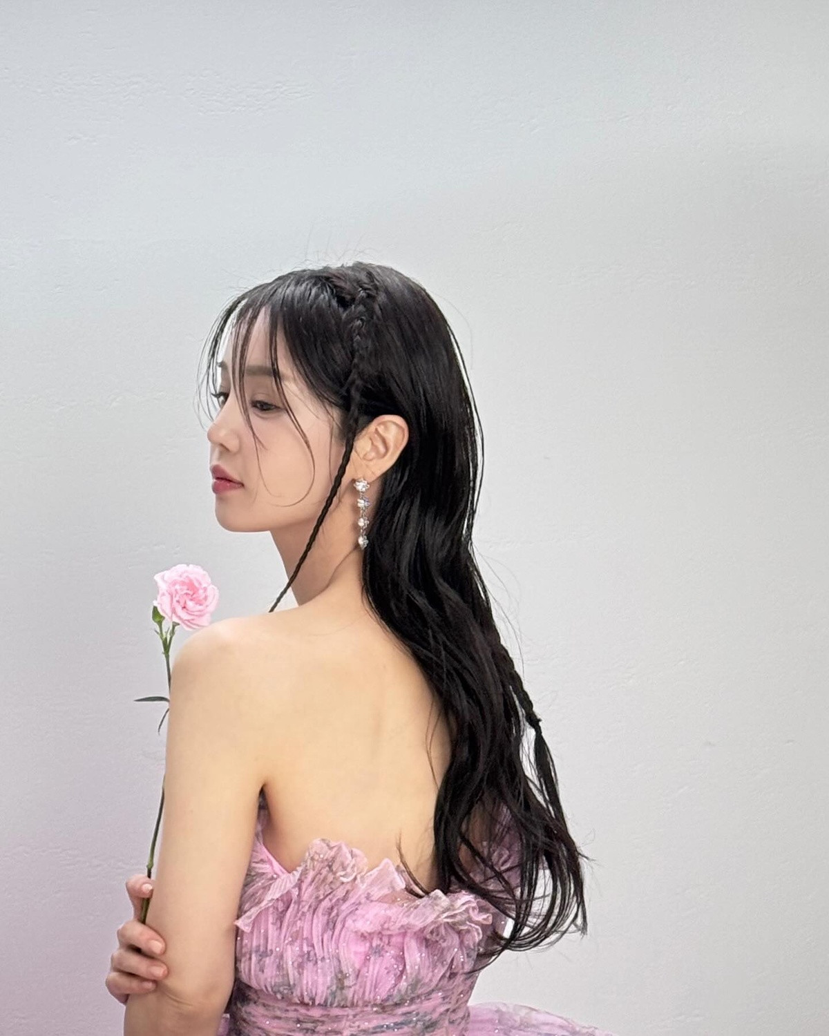 Trong chương trình Strong Heart VS phát sóng ngày 16/4, Nam Gyu Ri chia sẻ về hành trình làm nghề khó khăn. Cô tiết lộ từng bị một nhóm diễn viên nữ cô lập. "Tôi thường ở một mình nên thỉnh thoảng có đến những buổi tụ tập của đồng nghiệp nữ vì tôi quý họ. Nhưng vài năm sau đó, tôi nhận ra mình đã bị cô lập. Giờ nghĩ lại, có lẽ do tôi cũng hơi khác biệt. Sở thích của tôi khác họ. Tôi thích đi bộ và ở nhà còn họ thì không thích những thứ đó", cô nói.