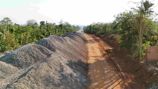 Vị trí thi công của Tập đoàn Thuận An gần với nút giao cao tốc Khánh Hòa - Buôn Ma Thuột. Tuy nhiên, nhiều hạng mục của gói thầu vẫn còn ngổn ngang. (Ảnh: Tiền Phong).