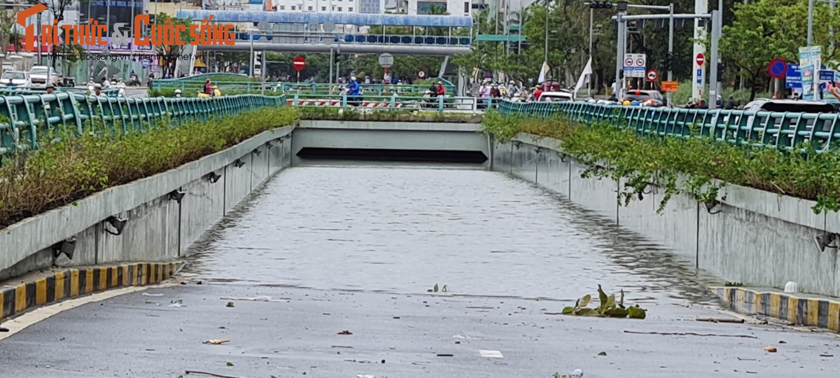 Tuy nhiên, đến tháng 3/2018, nhiều người bất ngờ khi thấy nước ngập trong hầm chui dù trời không mưa. Theo nhận định của một số người, có thể nước ở hồ Công viên 29/3 thấm vào trong hầm. Có thời điểm hầm chui Điện Biên Phủ ngập sâu 4 m.