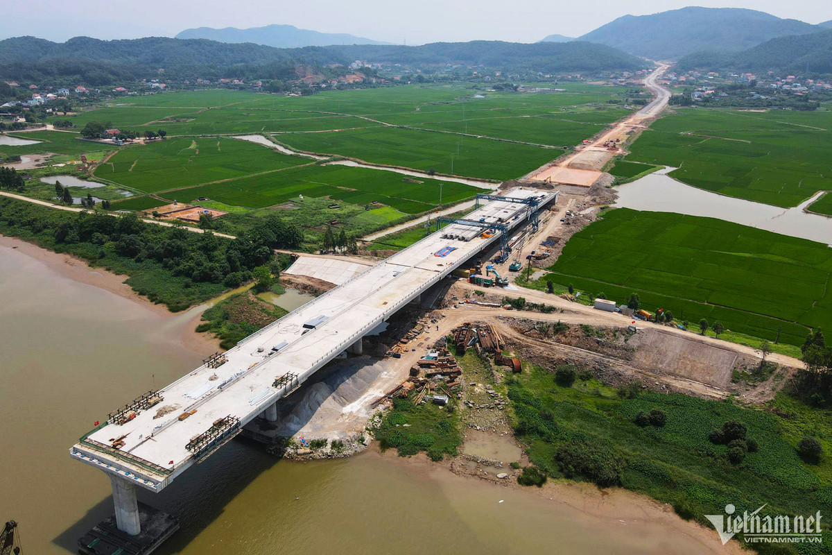 Theo phê duyệt, dự án có tổng chiều dài 8,59km, trong đó phần đường dẫn lên cầu hai bên dài khoảng 7,86km, công trình cầu Đồng Việt dài khoảng 731,2m. Dự án được triển khai thi công trong 3 năm (2022-2025), từ nguồn ngân sách tỉnh và trái phiếu chính quyền địa phương. (Ảnh: Vietnamnet).
