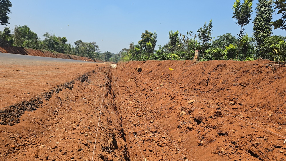 Ngày 17/4, đại diện Công ty TNHH Hoài Ân (trụ sở Đắk Lắk) cho biết Báo Pháp luật TP.HCM biết, đơn vị đã ký kết với Công ty CP Tập đoàn Thuận An (Tập đoàn Thuận An) để thực hiện đổ thảm 5,2 km bề mặt đường (từ Km 11+100 đến Km 16+300) gói thầu số 03 của dự án. (Ảnh: Báo Pháp luật TP.HCM).