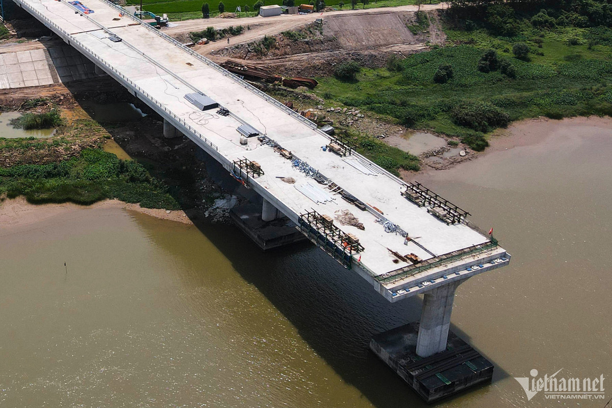 Điểm cuối (Km8+590) của cầu kết nối với đường quy hoạch thuộc địa phận xã Hưng Đạo, thành phố Chí Linh, tỉnh Hải Dương (khớp nối với Dự án đầu tư xây dựng đường dẫn cầu Đồng Việt kết nối với Quốc lộ 37, thành phố Chí Linh do UBND tỉnh Hải Dương đầu tư). (Ảnh: Vietnamnet).
